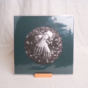 ASPIDISTRAFLY A Little Fable LP — 짙은 초록 재킷의 둥근 창 속 꽃밭 위로 포갠 두 손